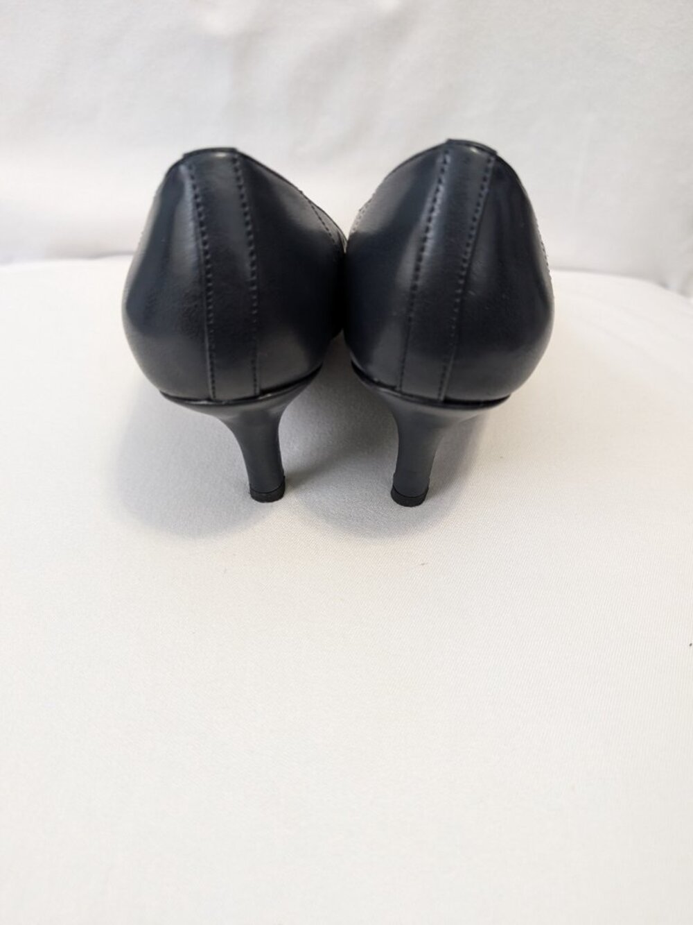 Easy Street Chiffon Pointed Toe Pumps 7 Wide EUC - Picture 5 of 7